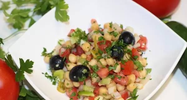 Ensalada de garbanzos fresca, proteica y rendidora.