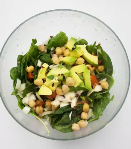Ensalada de garbanzos fresca, nutritiva y rendidora