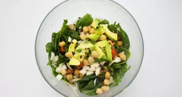 Ensalada de garbanzos fresca, nutritiva y rendidora