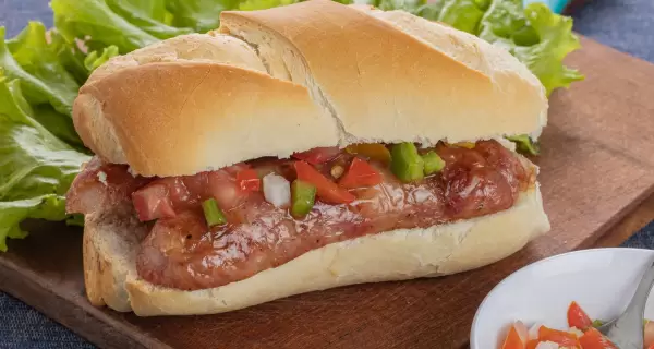 Salsa criolla argentina, el acompa�amiento infaltable de los asados caseros.