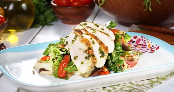 Ensalada de pollo completa y liviana
