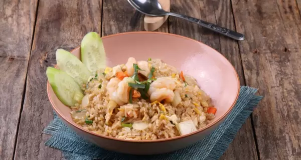 Ensalada de arroz integral fresca y nutritiva