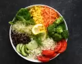Ensalada de arroz fresca y rendidora.