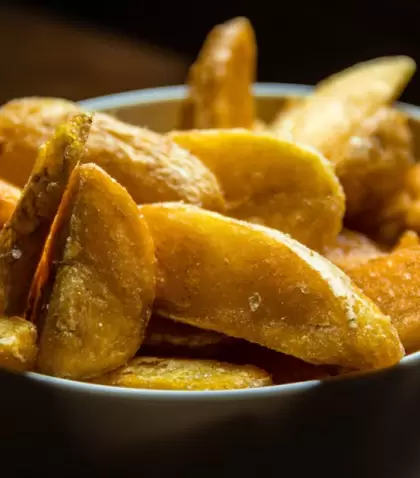 Papas al horno doradas y crocantes con sabrosos condimentos arom�ticos.