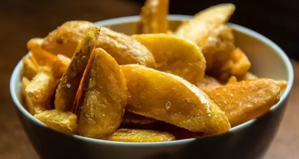 Papas al horno doradas y crocantes con sabrosos condimentos arom�ticos.