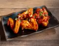 Pollo glaseado, con el brillo caracter�stico de la reducci�n.