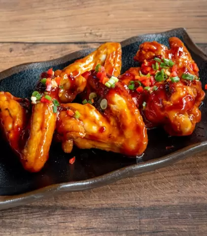 Pollo glaseado, con el brillo caracter�stico de la reducci�n.