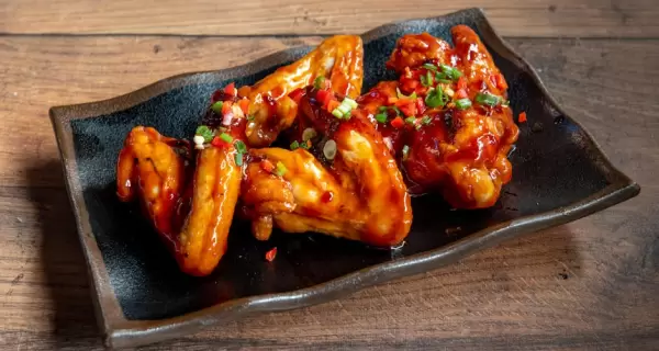 Pollo glaseado, con el brillo caracter�stico de la reducci�n.