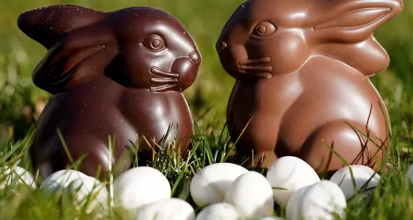Postres de Pascuas f�ciles con mesa dulce de chocolate.