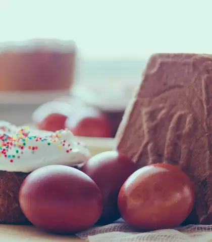 Mesa de Pascua casera con postres y chocolate tradicional.