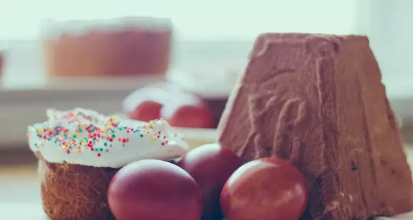Mesa de Pascua casera con postres y chocolate tradicional.