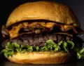 Preparar hamburguesas caseras sin que se desarmen depende principalmente de la t�cnica.