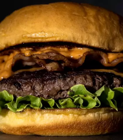 Preparar hamburguesas caseras sin que se desarmen depende principalmente de la t�cnica.