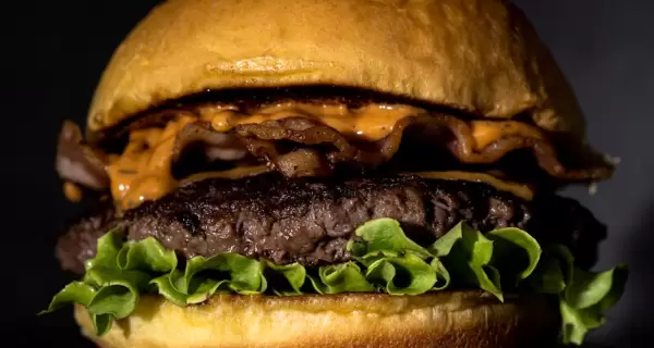 Preparar hamburguesas caseras sin que se desarmen depende principalmente de la t�cnica.