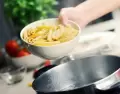 Errores al cocinar pasta y c�mo evitarlos durante la cocci�n en agua hirviendo.