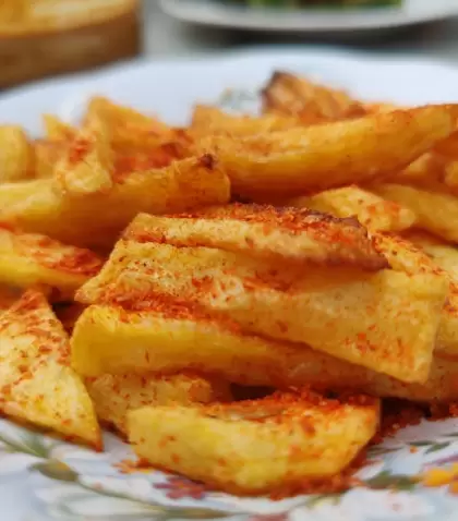 Papas especiadas al horno con sabor distinto y textura crocante por fuera.