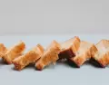 C�mo aprovechar el pan duro haciendo croutons caseros crocantes.