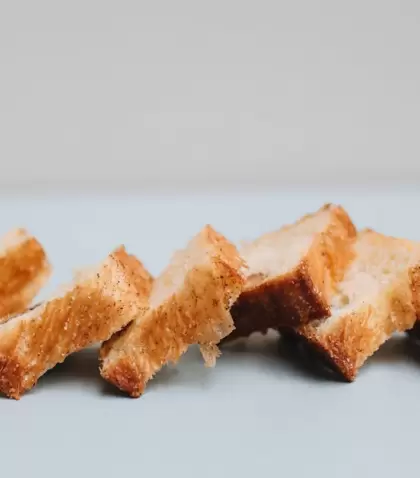 C�mo aprovechar el pan duro haciendo croutons caseros crocantes.