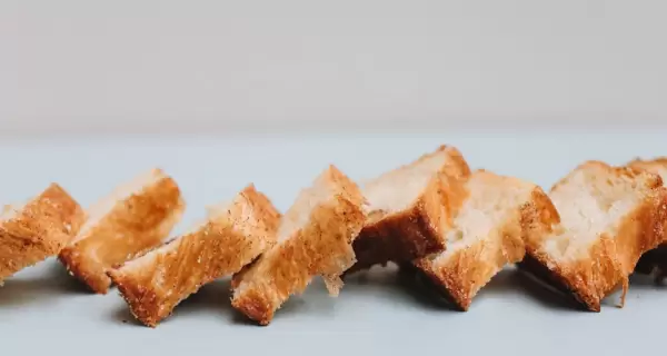 C�mo aprovechar el pan duro haciendo croutons caseros crocantes.