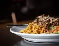 Fideos salteados con verduras para una comida f�cil.