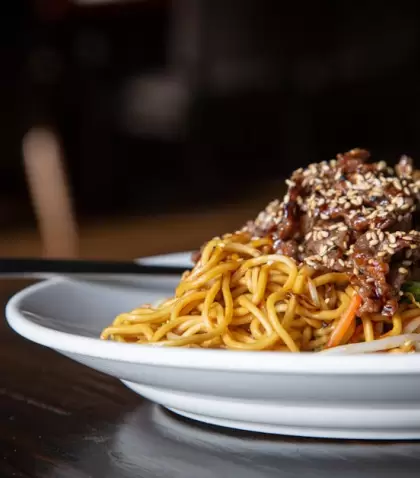Fideos salteados con verduras para una comida f�cil.