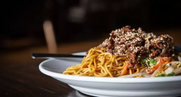 Fideos salteados con verduras para una comida f�cil.