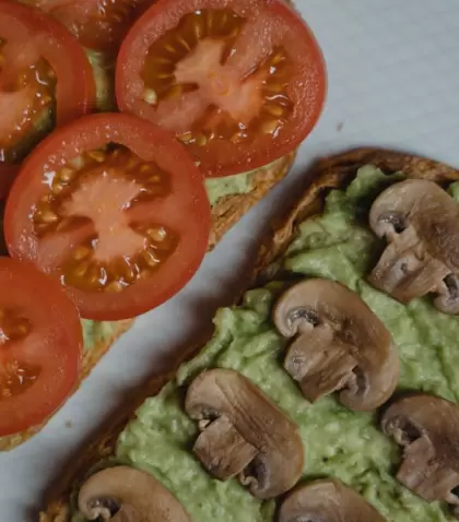 Tostadas saladas r�pidas con diferentes toppings