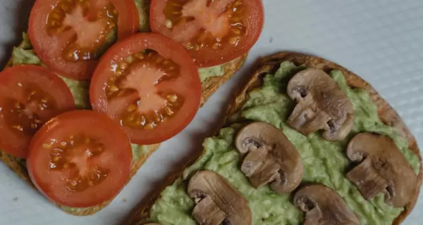 Tostadas saladas r�pidas con diferentes toppings