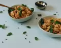 Plato �nico rendidor con arroz pollo y verduras para una comida completa.