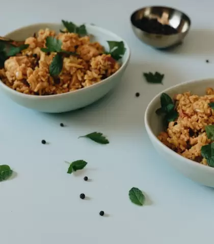 Plato �nico rendidor con arroz pollo y verduras para una comida completa.