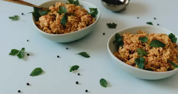 Plato �nico rendidor con arroz pollo y verduras para una comida completa.