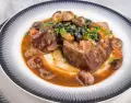 Combinar dulce y salado para una receta con sabores contrastantes.