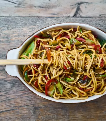 Pasta con vegetales salteados.