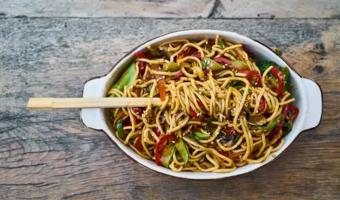 Pasta con vegetales salteados.