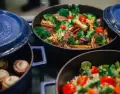 Aprovechar sobras de comida en nuevas recetas permiten ahorrar tiempo y reducir desperdicio.