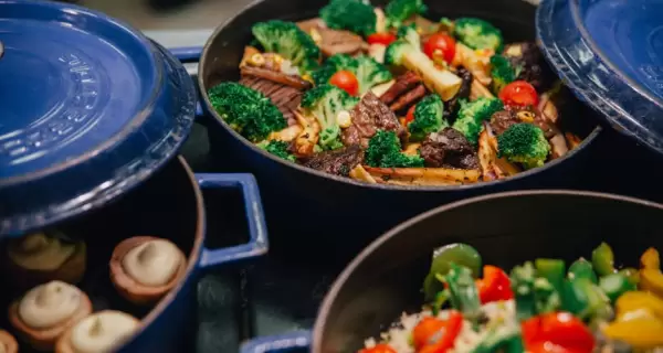 Aprovechar sobras de comida en nuevas recetas permiten ahorrar tiempo y reducir desperdicio.