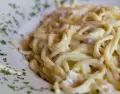 Pasta cremosa con textura suave y casera, ideal para la cena.