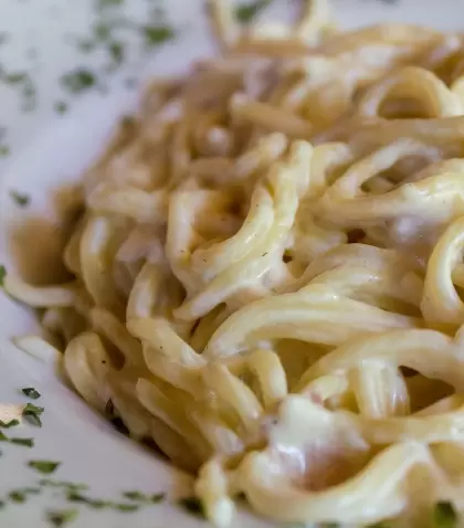 Pasta cremosa con textura suave y casera, ideal para la cena.