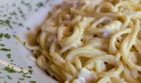 Pasta cremosa con textura suave y casera, ideal para la cena.