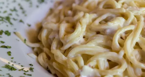 Pasta cremosa con textura suave y casera, ideal para la cena.