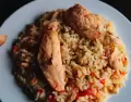 Receta rendidora con arroz pollo y vegetales.