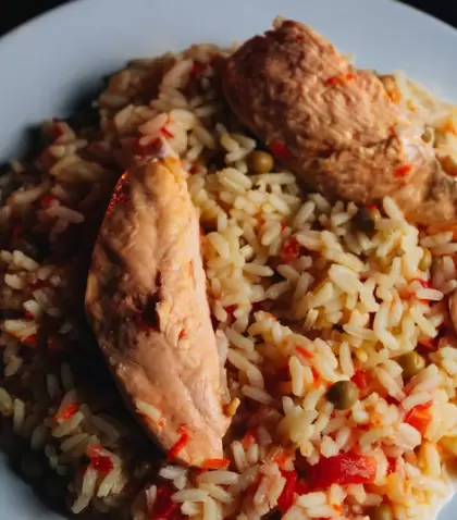 Receta rendidora con arroz pollo y vegetales.