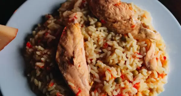 Receta rendidora con arroz pollo y vegetales.
