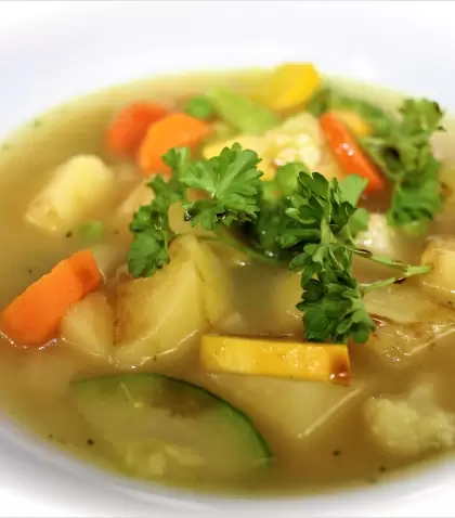 Sopa casera f�cil con verduras y pocos ingredientes.