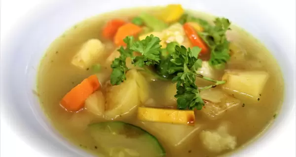 Sopa casera f�cil con verduras y pocos ingredientes.