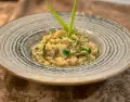 Risotto simple con t�cnica paso a paso para lograr una textura cremosa.