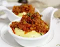 Polenta cremosa con textura suave y reconfortante.
