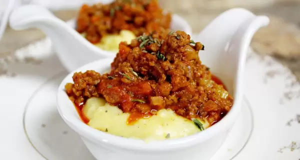 Polenta cremosa con textura suave y reconfortante.