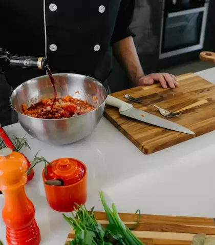 El vino puede mejorar carnes, verduras, salsas e incluso platos r�pidos.