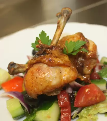 El pollo al horno es una opci�n ideal para transformar varias comidas.